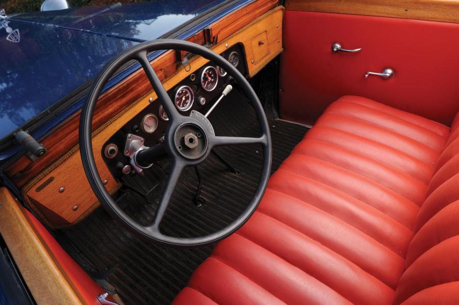 Интерьер Maybach Zeppelin DS8 Roadster 1938 года  (фото 9 из 12)
